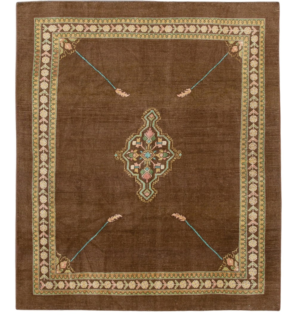 Handmade Modern Revival Floral Wool Rug in Brown: Handmade Modern Revival Floral Wool Rug in Brown Elevate your living space with this exquisite Modern hand-knotted wool rug from the Revival Collection. Featuring a rich brown field, this stunning pie