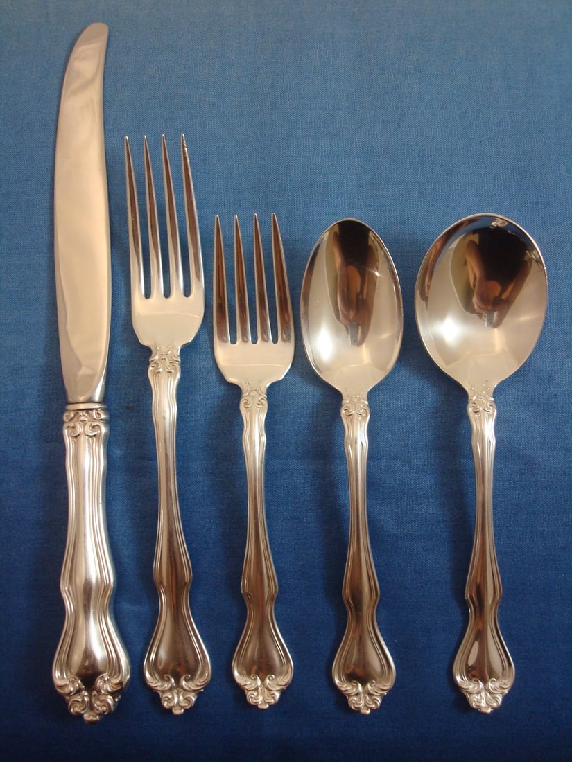 46 Piece Westmorland George and Martha Washington Sterling Flatware Set: 46 Piece Westmorland George and Martha Washington Sterling Flatware Set A 46-piece George & Martha Washington flatware set by Westmorland in sterling silver. The set includes 8 knives with modern blad