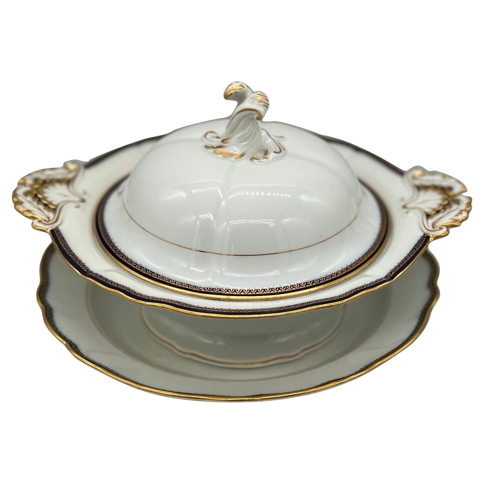 Meissen Porcelain 2 Pc Soup Tureen Set with Cobalt Gold Rim: Meissen Porcelain 2 Pc Soup Tureen Set with Cobalt Gold Rim This exquisite set features a Meissen Porcelain soup tureen and under platter, beautifully crafted in Germany during the mid-20th century. T