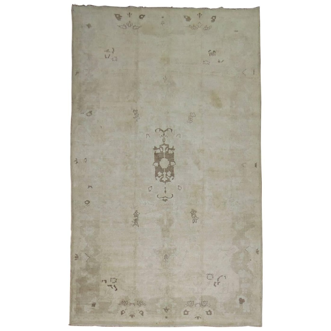 Vintage Turkish Oushak Rug Hand-Woven Wool 61 x 104 in: Vintage Turkish Oushak Rug Hand-Woven Wool 61 x 104 in Discover the beauty of this Vintage Turkish Oushak Rug from the Zabihi Collection. This exquisite hand-woven piece features a modern style with p