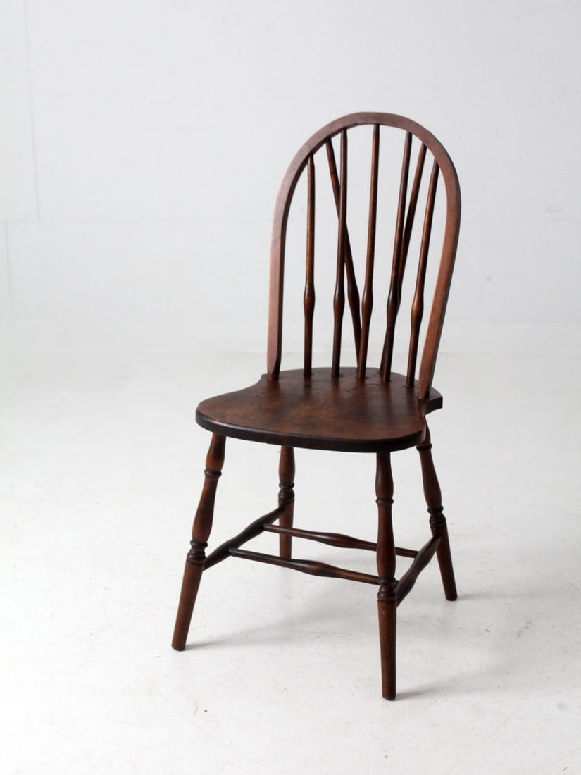 Early 20th Century Vintage Windsor Brace Back Chair: Early 20th Century Vintage Windsor Brace Back Chair Discover a beautiful early 20th century Vintage Windsor Brace Back Chair, a timeless piece featuring a dark wood bow back design. This chair showcas