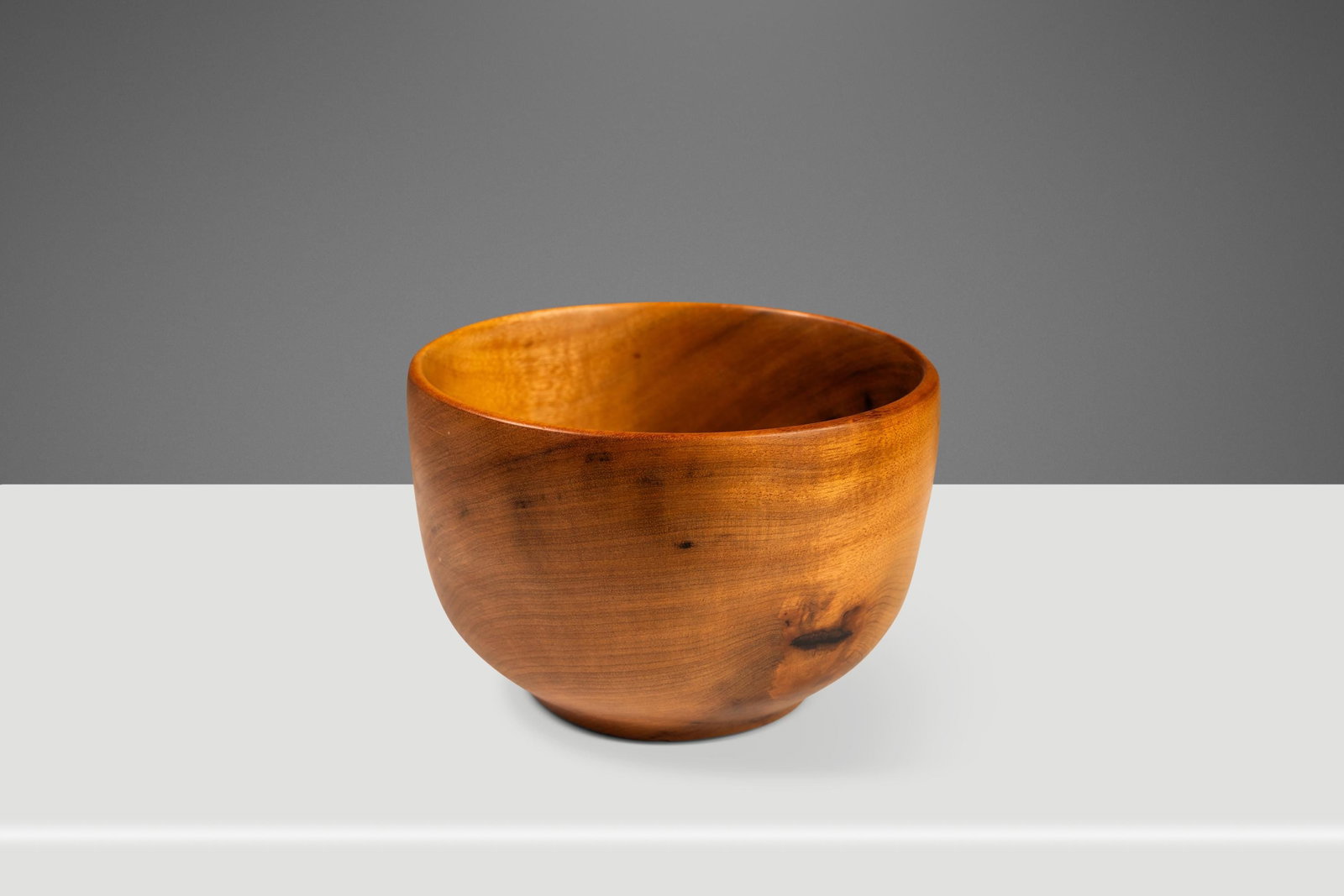Mid-Century Modern Solid Myrtlewood Serving Bowl Oregon 1980s: Mid-Century Modern Solid Myrtlewood Serving Bowl Oregon 1980s Presenting a stunning Mid-Century Organic Modern serving bowl, meticulously hand-turned from solid Myrtlewood, known for its rarity and un
