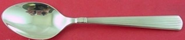 Reed and Barton Ashmont Sterling Silver Teaspoon 6 1/4 in: Reed and Barton Ashmont Sterling Silver Teaspoon 6 1/4 in A vintage Reed & Barton Ashmont sterling silver teaspoon in the Ashmont pattern. This post-1940 spoon is not monogrammed and is in excellent p