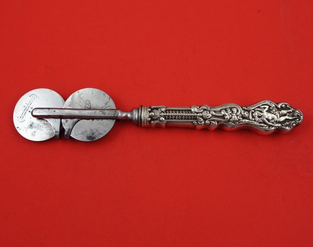 Gorham Versailles Sterling Silver Knife Sharpener 8 3/4 Rare Wheels: Gorham Versailles Sterling Silver Knife Sharpener 8 3/4 Rare Wheels Presenting a rare knife sharpener from the esteemed Gorham brand, featuring the exquisite Versailles pattern. This elegant piece is 