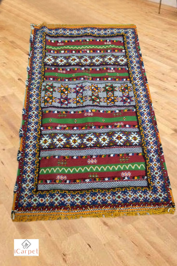 Authentic Moroccan Berber Taznakht Wool Rug 158 x 97cm: Authentic Moroccan Berber Taznakht Wool Rug 158 x 97cm Discover the beauty of this authentic Handmade Moroccan Taznakht rug, featuring a stunning colorful pattern meticulously crafted by local Berber 