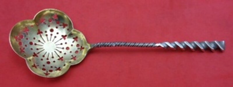 Whiting Square Twist #5 Sterling Silver Gold Washed Sugar Sifter 7": Whiting Square Twist #5 Sterling Silver Gold Washed Sugar Sifter 7" Introducing the exquisite Square Twist #5 Sugar Sifter from Whiting, crafted in sterling silver. This elegant serving piece features
