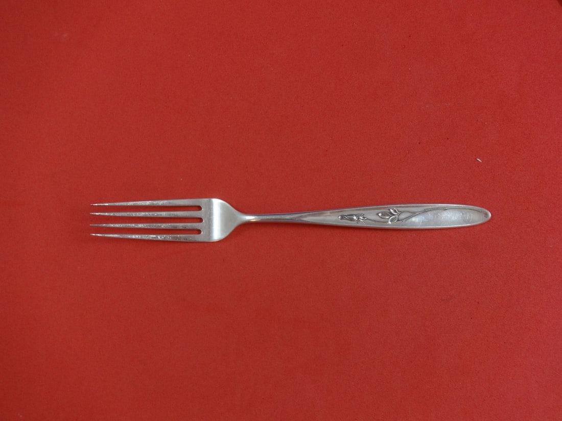 Towle Rose Solitaire Sterling Silver Dinner Fork 8 1/8 Inches: Towle Rose Solitaire Sterling Silver Dinner Fork 8 1/8 Inches This exquisite Rose Solitaire dinner fork by Towle is a beautiful addition to any table setting. Crafted from high-quality sterling silver