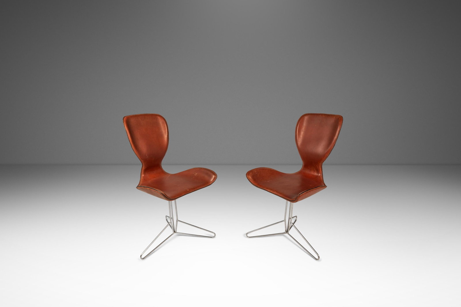 Set of Two K2 Swivel Office Chairs Patinaed Leather After Arne Jacobsen Series 7 (1 of 18)