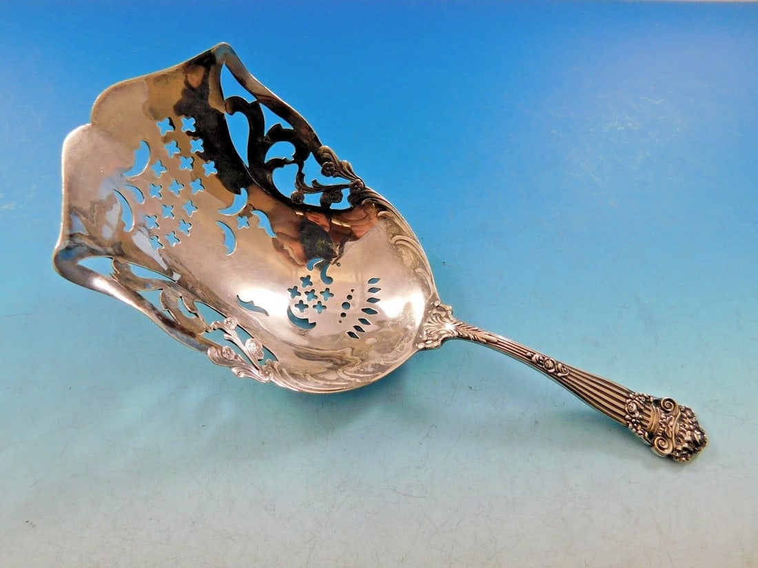 Towle Georgian Sterling Silver Cracker Scoop Monogrammed 7 7/8 inches: Towle Georgian Sterling Silver Cracker Scoop Monogrammed 7 7/8 inches This exquisite Georgian cracker scoop by Towle is crafted from sterling silver, showcasing a beautiful pierced design. Measuring 7