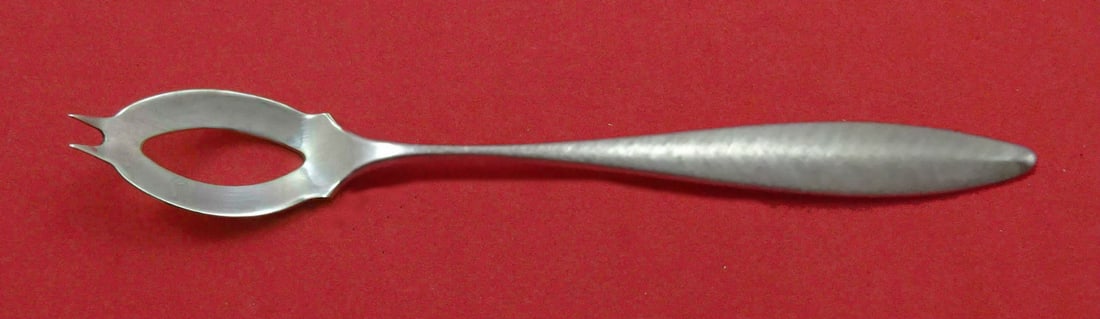 Towle RSVP Sterling Silver 6 Inch Olive Serving Spoon Custom Made: Towle RSVP Sterling Silver 6 Inch Olive Serving Spoon Custom Made A Towle RSVP sterling silver olive spoon in the Ideal pattern, custom made and measuring 6 inches. It is not monogrammed and is in exc