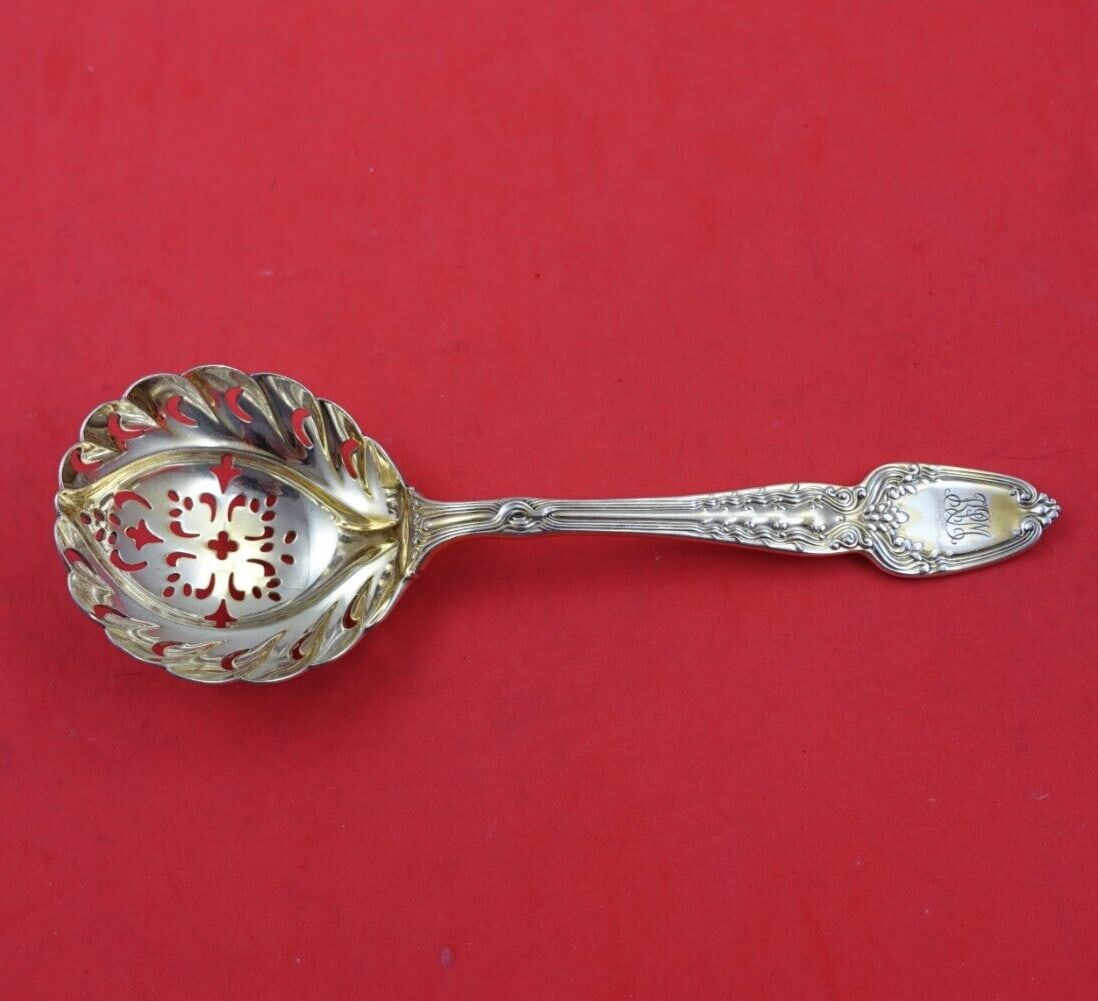 Tiffany & Co Broom Corn Sterling Silver Sugar Sifter Vermeil 7 1/4 Inch: Tiffany & Co Broom Corn Sterling Silver Sugar Sifter Vermeil 7 1/4 Inch This elegant sugar sifter features the Broom Corn pattern by Tiffany & Co., crafted from high-quality sterling silver with a ver