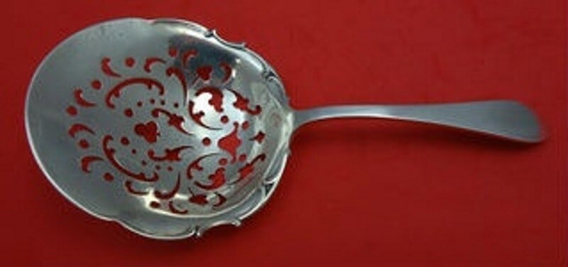 Tiffany & Co Faneuil Sterling Silver Saratoga Chip Server 8 7/8 in: Tiffany & Co Faneuil Sterling Silver Saratoga Chip Server 8 7/8 in This exquisite Saratoga chip server from Tiffany & Co. features the elegant Faneuil pattern, crafted from high-quality sterling silve