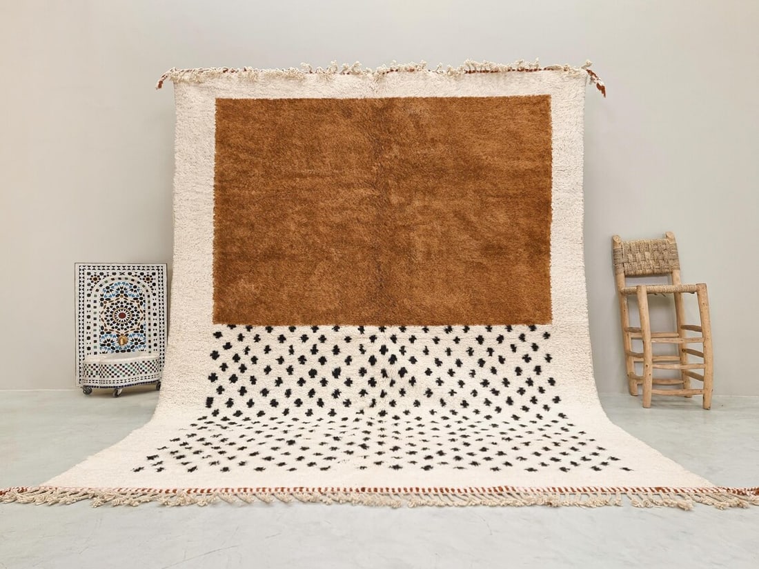 Authentic Handmade Berber Wool Rug from Atlas Mountains Morocco: Authentic Handmade Berber Wool Rug from Atlas Mountains Morocco Introducing a stunning handmade Berber wool rug, a true masterpiece of craftsmanship. Handwoven in the Atlas Mountains of Morocco by ski