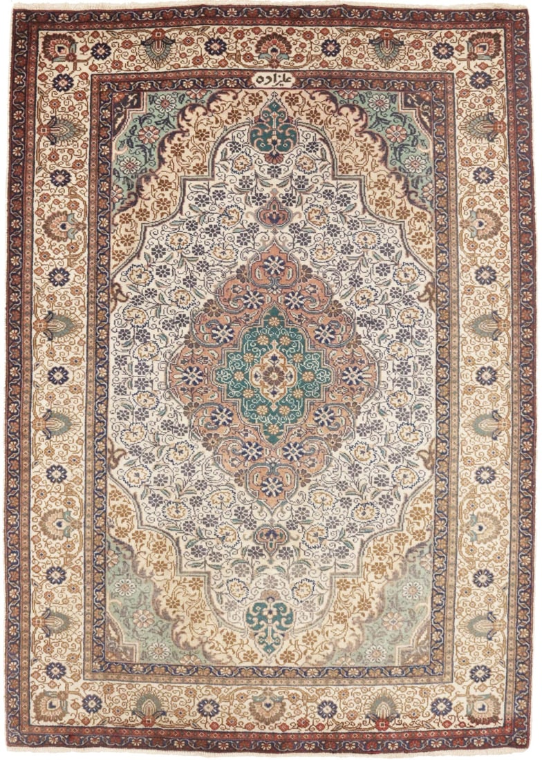 Vintage Hand-Knotted Floral Wool Rug 4'6 x 6'4 Traditional Design: Vintage Hand-Knotted Floral Wool Rug 4'6 x 6'4 Traditional Design Discover this stunning semi-antique traditional Oriental rug, featuring a beautiful floral pattern in muted colors including cream, br