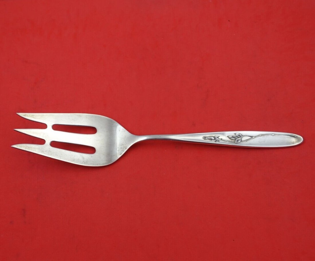 Towle Rose Solitaire Sterling Silver Serving Fork 9.25 Inch: Towle Rose Solitaire Sterling Silver Serving Fork 9.25 Inch This exquisite cold meat fork from the Rose Solitaire pattern by Towle is crafted from high-quality sterling silver. Measuring 9 1/4 inches 