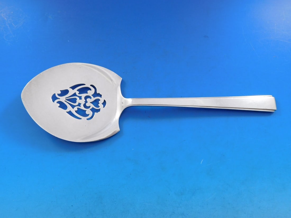 Lunt Sterling Silver 9" Modern Classic Waffle Server: Lunt Sterling Silver 9" Modern Classic Waffle Server This exquisite 9" Waffle Server from Lunt's Modern Classic pattern is crafted from high-quality sterling silver, showcasing a blend of timeless ele