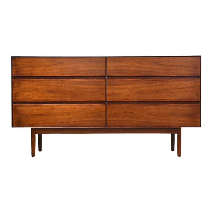 Mid Century Modern Walnut Dresser with Rosewood Pulls by Stanley: Mid Century Modern Walnut Dresser with Rosewood Pulls by Stanley This mid-century modern dresser showcases a beautiful walnut finish complemented by elegant rosewood pulls, crafted by Stanley Furnitur