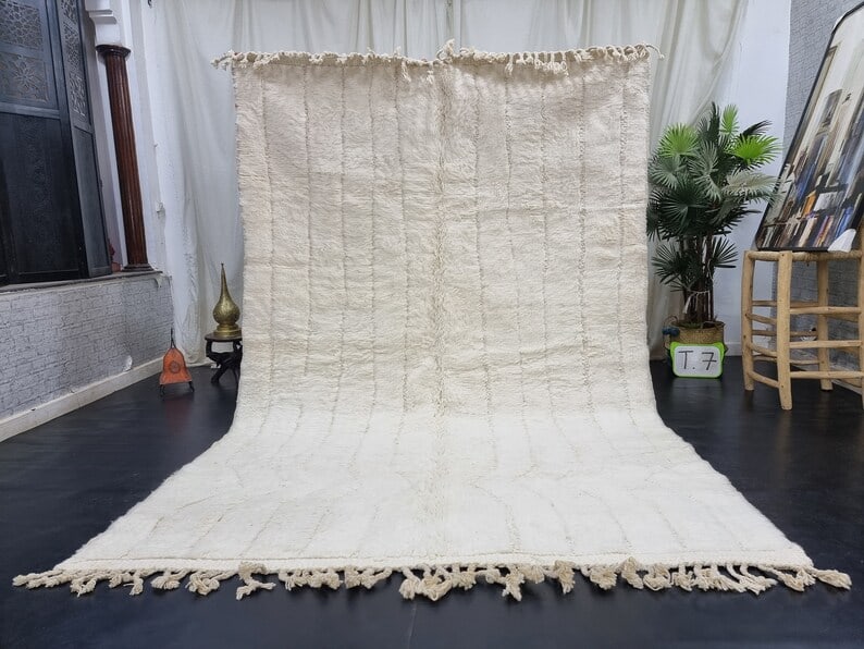 Handwoven White Engraved Rug 100% Sheep Wool Moroccan Design 8 x 5 Feet: Handwoven White Engraved Rug 100% Sheep Wool Moroccan Design 8 x 5 Feet Discover the beauty of the Elegant White Engraved Rug, a handwoven masterpiece crafted by skilled Berber women weavers in the At