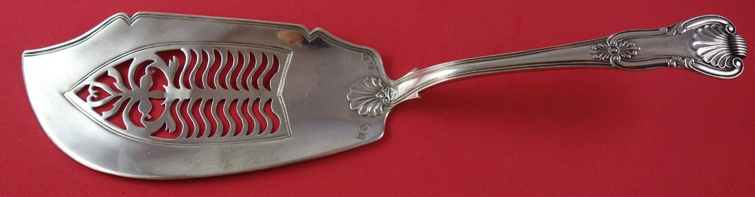 1823 English Sterling Silver Fish Server Dublin Ireland 12": 1823 English Sterling Silver Fish Server Dublin Ireland 12" This exquisite fish server is crafted from sterling silver, showcasing the fine artistry of various English makers. Originating from Dublin,