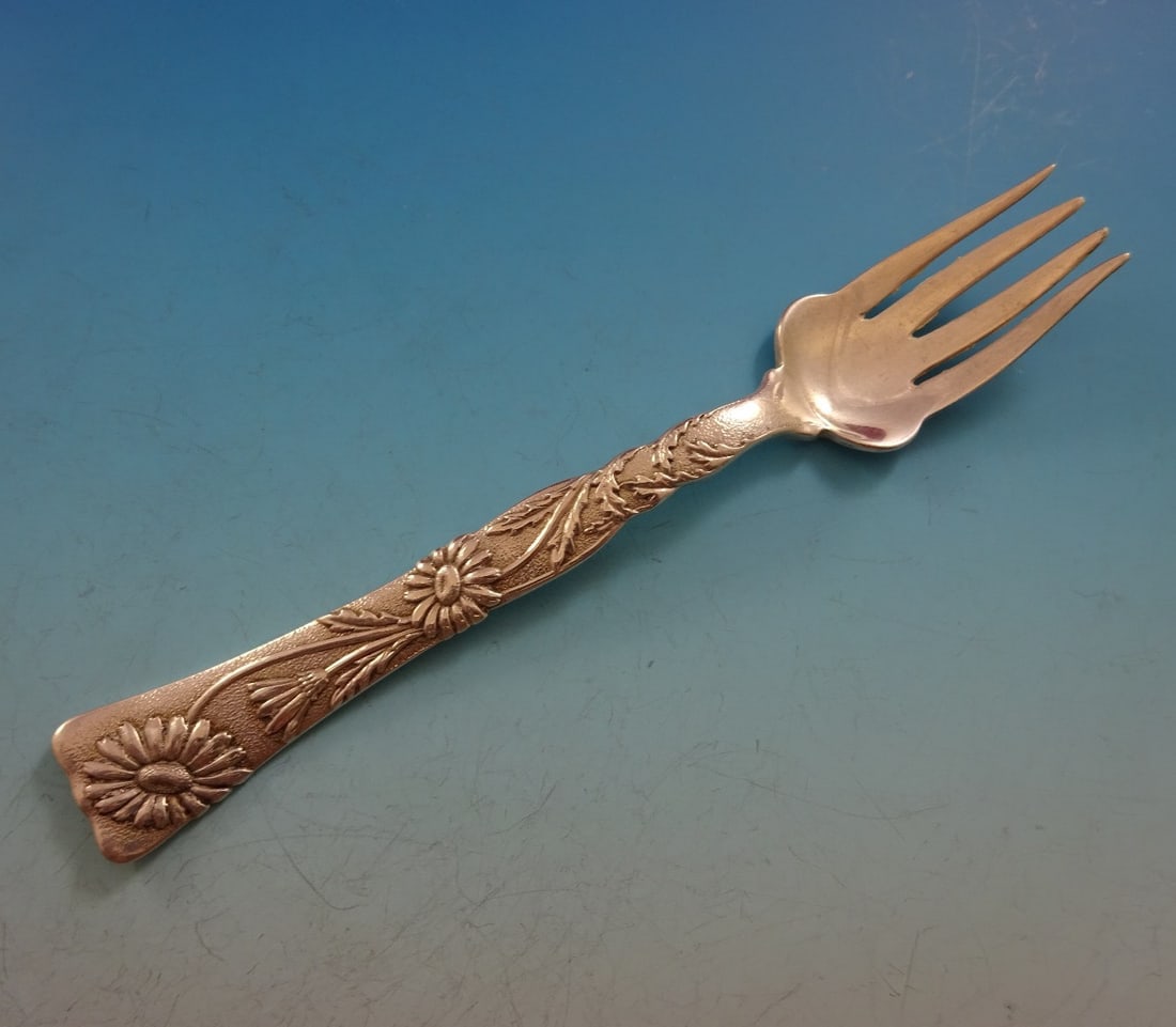 Tiffany Co Vine Sterling Silver Fish Fork Daisy Motif 6 1/2 No Monogram: Tiffany Co Vine Sterling Silver Fish Fork Daisy Motif 6 1/2 No Monogram Tiffany & Co. Vine sterling silver fish fork with wavy tines and a daisy motif on the handle. The piece is not monogrammed and i
