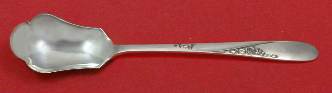 Easterling Rose Spray Sterling Silver Relish Scoop 5 3/4 Custom Made: Easterling Rose Spray Sterling Silver Relish Scoop 5 3/4 Custom Made A custom made Rose Spray relish scoop by Easterling, crafted in sterling silver. It is a serving piece in the Rose Spray pattern, m