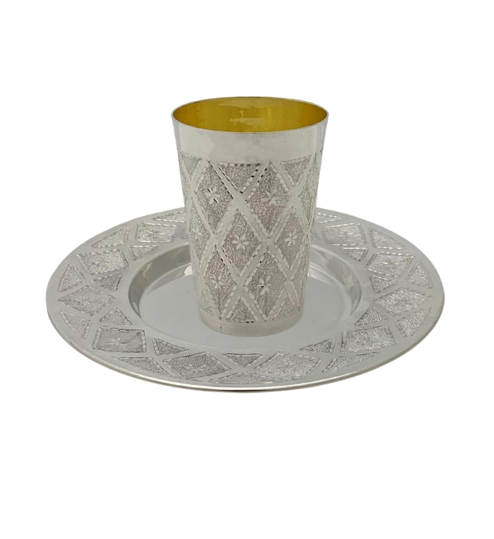 Handmade 925 Sterling Silver Cup and Tray with Diamond Cut Finish: Handmade 925 Sterling Silver Cup and Tray with Diamond Cut Finish This exquisite set features a fine 925 sterling silver cup and tray, crafted with a modern design that highlights a diamond cut and sl
