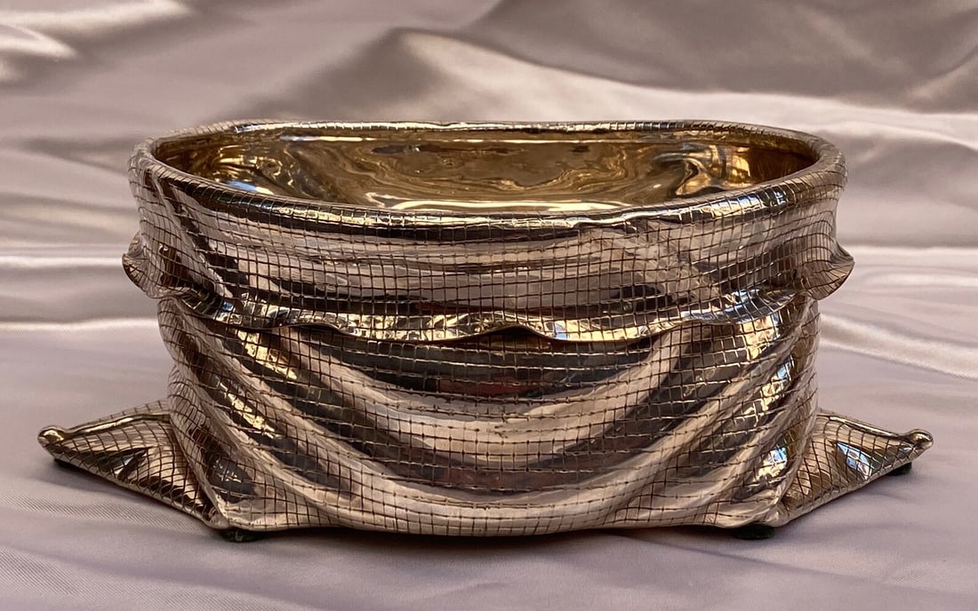 Handmade Modern Italian Sterling Silver Bowl by Creazione Vuvalini: Handmade Modern Italian Sterling Silver Bowl by Creazione Vuvalini Experience the elegance of this stunning modern Italian hand-made sterling silver bowl from the renowned Creation Vuvalini. Crafted w