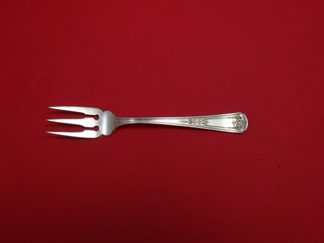 Whiting Oriana sterling silver 3 tine pastry fork 5 3/4": Whiting Oriana sterling silver 3 tine pastry fork 5 3/4" Sterling silver pastry fork in the Oriana pattern by Whiting. This 3-tine fork measures 5 3/4 inches and is not monogrammed. It is described as