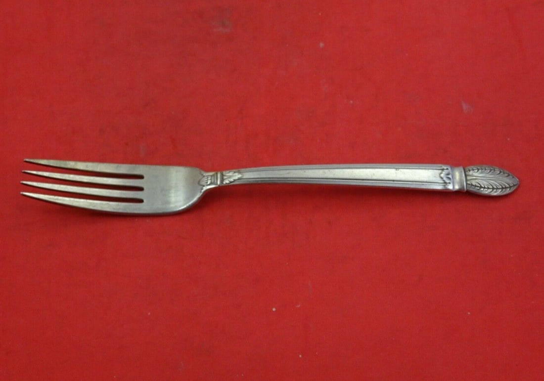 Reed and Barton Colonial Classic Sterling Silver Fork 7 1/4 inches: Reed and Barton Colonial Classic Sterling Silver Fork 7 1/4 inches This exquisite Colonial Classic regular fork by Reed and Barton features a timeless design crafted from sterling silver. Measuring 7 
