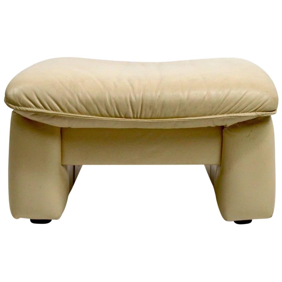 Elegant White Leather Ottoman Pouf Inspired by Magistretti: Elegant White Leather Ottoman Pouf Inspired by Magistretti This elegant white leather ottoman pouf showcases a design inspired by the renowned Italian designer Magistretti. It is in original, clean, a