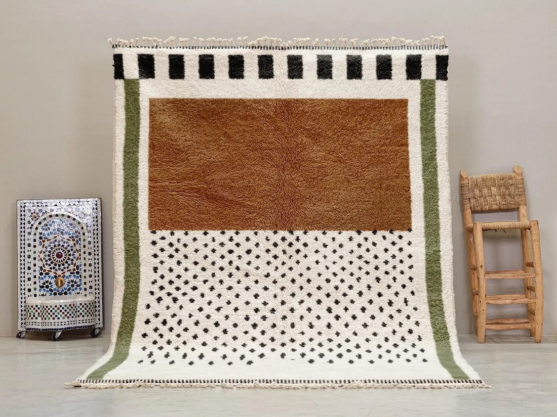 Handwoven Moroccan Berber Wool Rug 1.5 x 2.5 m: Handwoven Moroccan Berber Wool Rug 1.5 x 2.5 m This exquisite handmade Berber wool rug brings warmth, texture, and authentic Moroccan craftsmanship to your space. Handwoven by Berber women artisans in