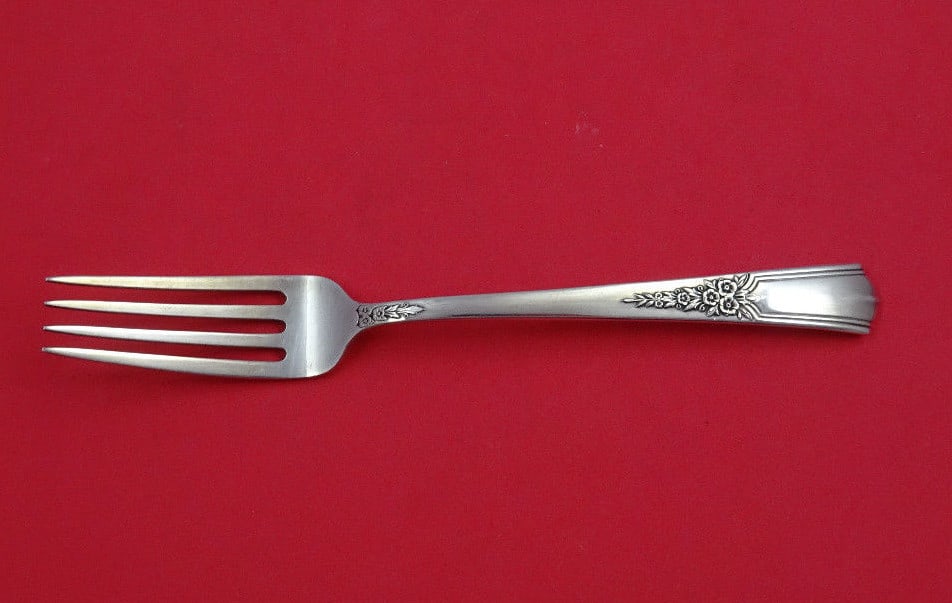 Lunt Gaycourt Sterling Silver Dinner Fork 7 5/8": Lunt Gaycourt Sterling Silver Dinner Fork 7 5/8" Sterling silver dinner fork in the Gaycourt pattern by Lunt. It is not monogrammed and is in excellent pre-owned condition. Specifications Item Type: D
