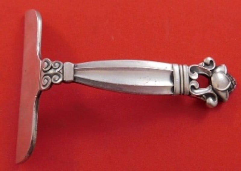 Georg Jensen Acorn Sterling Silver Baby Food Pusher GI/GJ Mark 2.5": Georg Jensen Acorn Sterling Silver Baby Food Pusher GI/GJ Mark 2.5" This exquisite baby food pusher from the Acorn pattern by Georg Jensen is crafted in sterling silver, showcasing timeless elegance. 