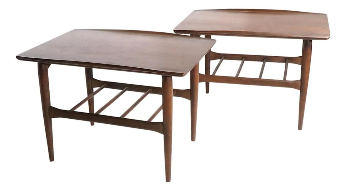 Pair of Bassett Mid Century Surfboard Side Tables 1950s: Pair of Bassett Mid Century Surfboard Side Tables 1950s This classic pair of Mid Century side tables, crafted by The Bassett Furniture Company in the USA during the 1950s and 60s, showcases a stylish 