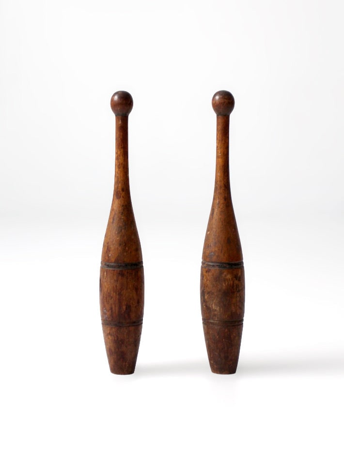 Pair of Antique Turned Wood Indian Exercise Clubs 15.5 Inch: Pair of Antique Turned Wood Indian Exercise Clubs 15.5 Inch This pair of antique turned wood Indian clubs features a long, tapering silhouette with rounded handles and weighted bases. Originally desig