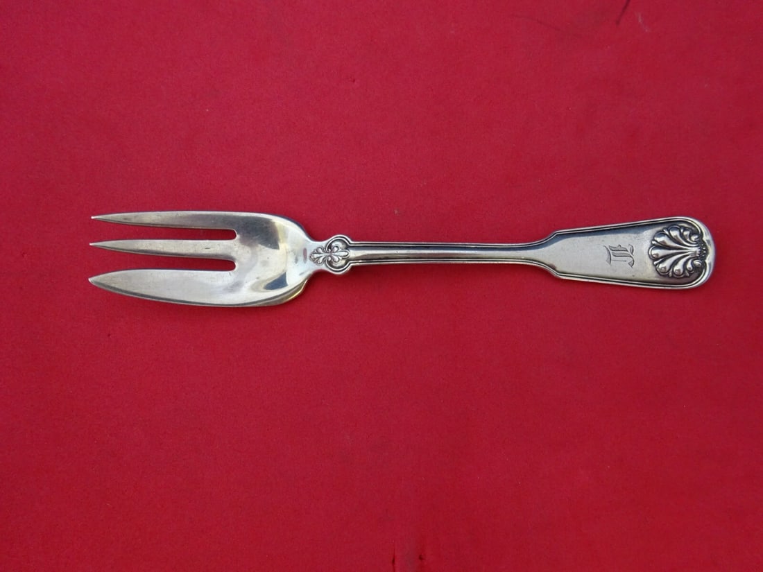 Tiffany & Co Sterling Silver Shell and Thread Caviar Fork 3-Tine: Tiffany & Co Sterling Silver Shell and Thread Caviar Fork 3-Tine This exquisite caviar fork from Tiffany & Co. features the elegant Shell and Thread pattern, seamlessly blending artistry with function