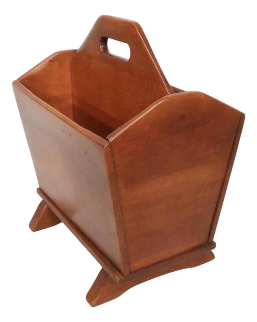Rare Cushman Model 5303 Maple Magazine Rack Mid Century: Rare Cushman Model 5303 Maple Magazine Rack Mid Century This rare Cushman magazine rack, model 5303, is a stunning piece from the mid-20th century, crafted in Vermont from solid maple. The magazine ra