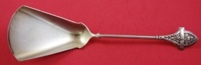 Gorham Ivy Sterling Silver Fruit Scoop Light Gold Wash 9 1/8": Gorham Ivy Sterling Silver Fruit Scoop Light Gold Wash 9 1/8" Discover the elegance of the Ivy by Gorham Sterling Silver Fruit Scoop, featuring a light gold wash. This exquisite piece, measuring 9 1/8