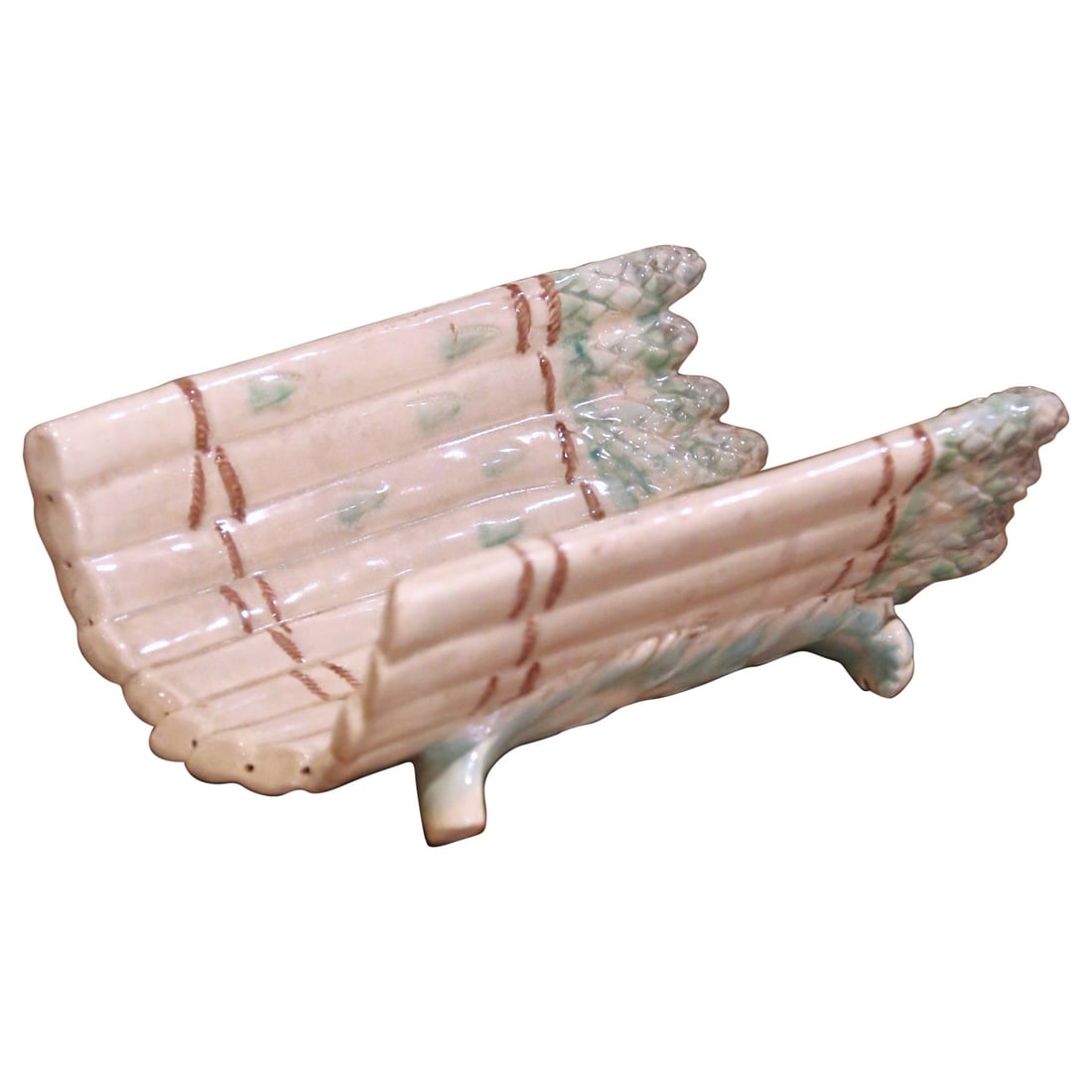 French Majolica Ceramic Asparagus Bundle Centerpiece Bowl circa 1920: French Majolica Ceramic Asparagus Bundle Centerpiece Bowl circa 1920 This early 20th-century French majolica centerpiece vessel is designed in the playful form of bundled asparagus spears. Crafted aro