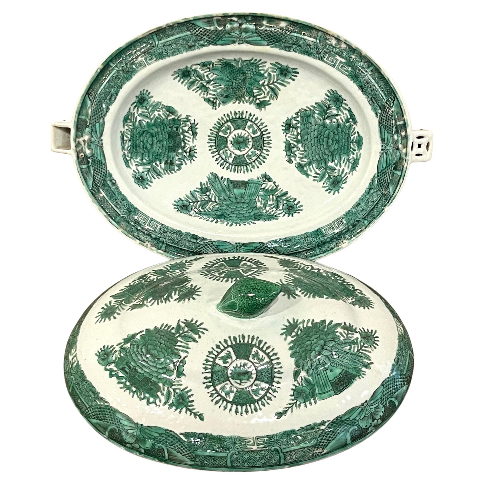 Mid-19th Century Chinese Export Green Fitzhugh Tureen with Reservoir: Mid-19th Century Chinese Export Green Fitzhugh Tureen with Reservoir This exquisite 19th Century Chinese Export Green 'Fitzhugh' Hot Water Platter-Tureen is a stunning example of mid-19th century porc