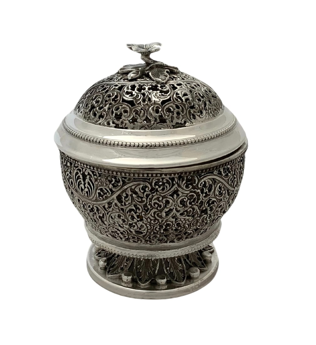 Exquisite Italian 925 Sterling Silver Floral Swirl Honey Dish with Glass Insert: Exquisite Italian 925 Sterling Silver Floral Swirl Honey Dish with Glass Insert This exquisite honey dish showcases fine Italian craftsmanship with its combination of 925 sterling silver and a glass i