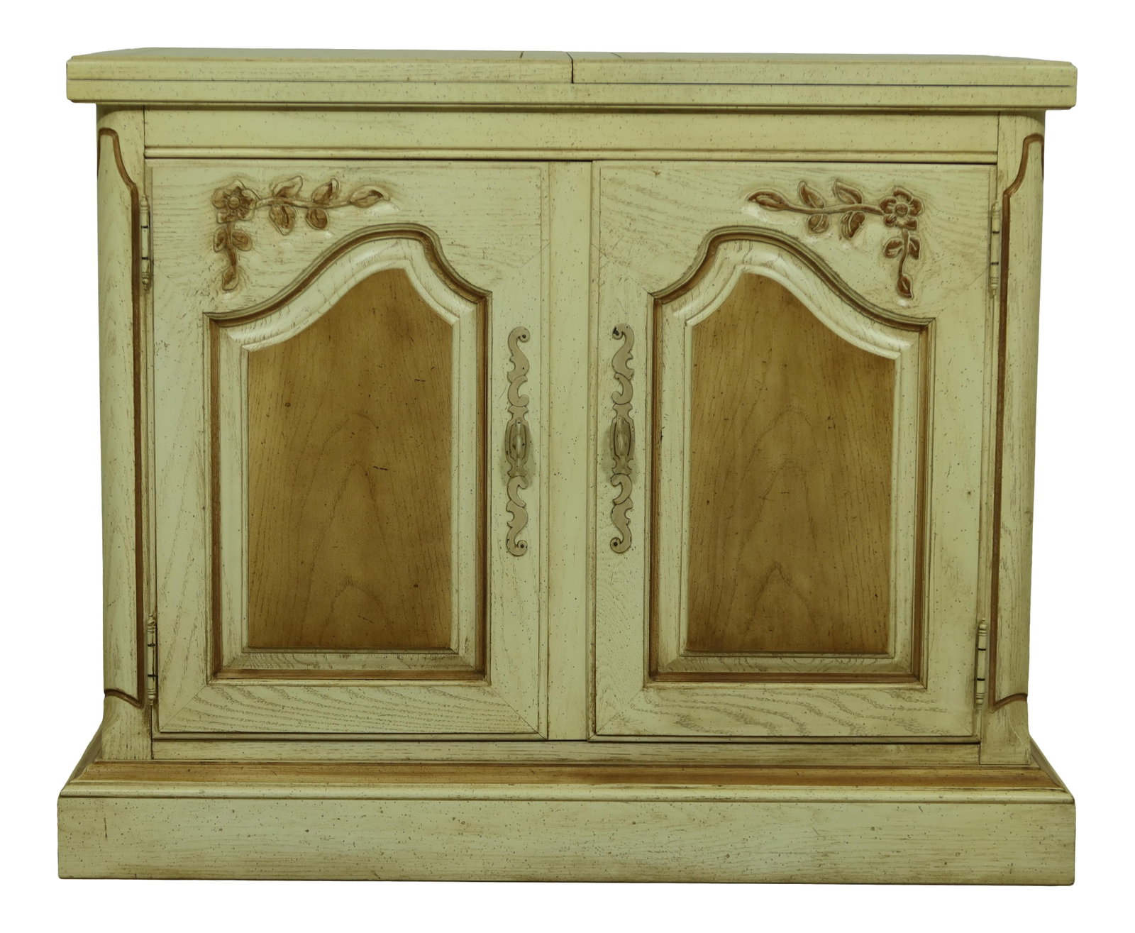 Thomasville Country French Oak Server Cabinet with Flip Top: Thomasville Country French Oak Server Cabinet with Flip Top Introducing a beautiful Thomasville Country French Flip Top Oak Server Cabinet, approximately 40 years old and showcasing quality craftsmans