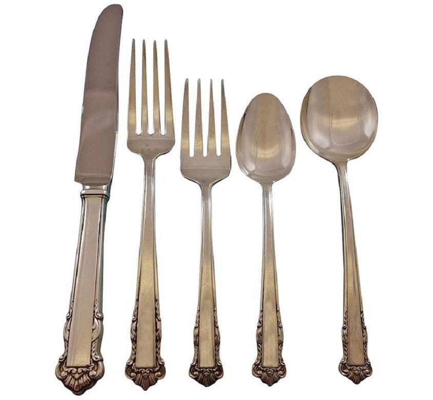 Lunt Sterling Silver English Shell Flatware Set 30 Pieces with Caddy: Lunt Sterling Silver English Shell Flatware Set 30 Pieces with Caddy This stunning English Shell flatware set by Lunt comprises 30 exquisite pieces, perfect for both everyday use and special occasions
