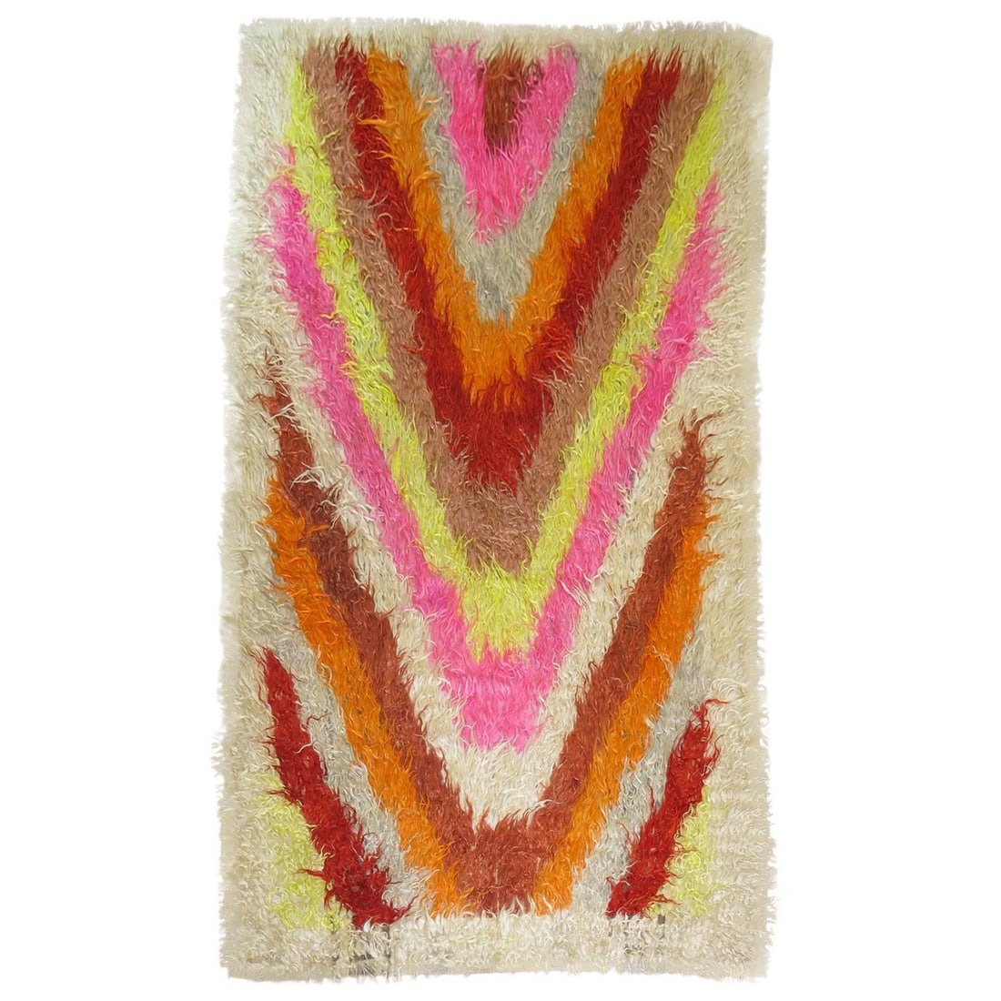 Vintage Tulu Hand-Woven Wool Rug 66 x 115 in Turkey: Vintage Tulu Hand-Woven Wool Rug 66 x 115 in Turkey Discover the unique charm of this Zabihi Collection Vintage Tulu Rug, a stunning piece that showcases a vibrant motif set against an ivory field. Th