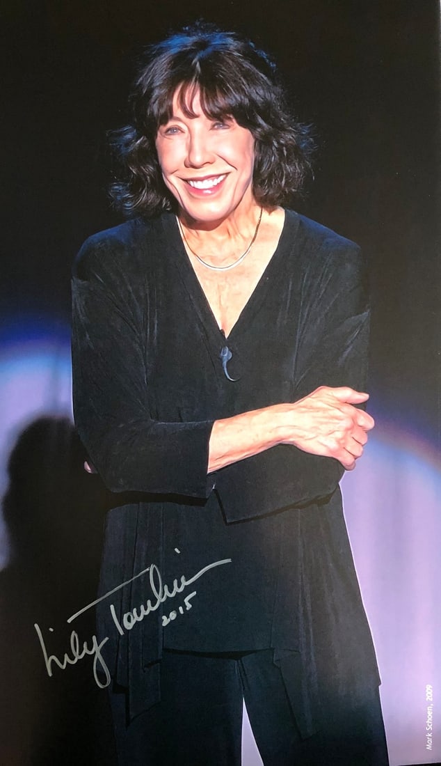 Lily Tomlin Signed Photo Custom Framed 17 x 25 Inscribed 2015 JSA PSA: Lily Tomlin Signed Photo Custom Framed 17 x 25 Inscribed 2015 JSA PSA This original autographed photo features the iconic comedian Lily Tomlin, inscribed in 2015. The piece is custom framed, measuring