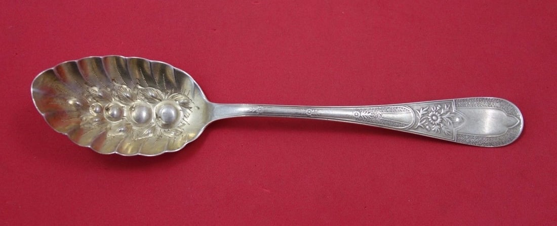 Towle Daisy Sterling Silver Serving Spoon Gold Washed 8 1/4 Inch: Towle Daisy Sterling Silver Serving Spoon Gold Washed 8 1/4 Inch This exquisite serving spoon from the Daisy pattern by Towle is a beautiful addition to any table setting. Crafted from sterling silver