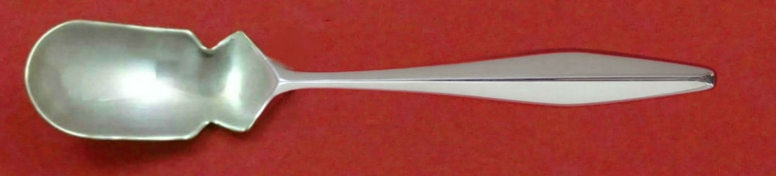 Reed and Barton Diamond Sterling Silver Horseradish Scoop 5 3/4": Reed and Barton Diamond Sterling Silver Horseradish Scoop 5 3/4" This exquisite horseradish scoop, crafted by Reed and Barton, showcases the elegant Diamond pattern. Made from high-quality sterling si