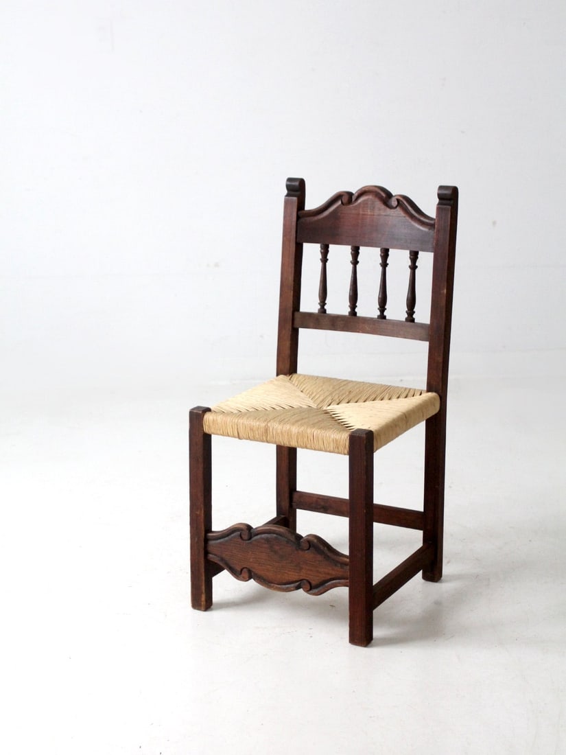 Vintage Early 20th Century Rustic Rush Seat Chair: Vintage Early 20th Century Rustic Rush Seat Chair Discover this exquisite early 20th century rush seat chair, showcasing a rustic Spaniard style. The chair features beautifully decorative turned spind