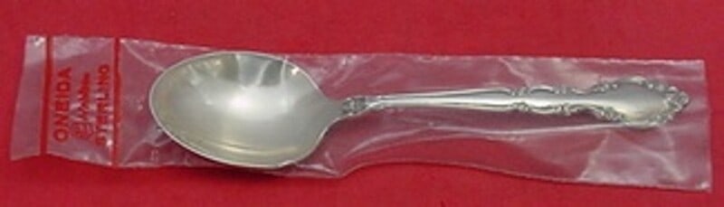 Oneida Grandeur Sterling Silver Soup Spoon 6.5" New Flatware: Oneida Grandeur Sterling Silver Soup Spoon 6.5" New Flatware Introducing the Grandeur by Oneida Sterling Silver Place Soup Spoon, a beautifully crafted piece of flatware measuring 6 1/2 inches. This e