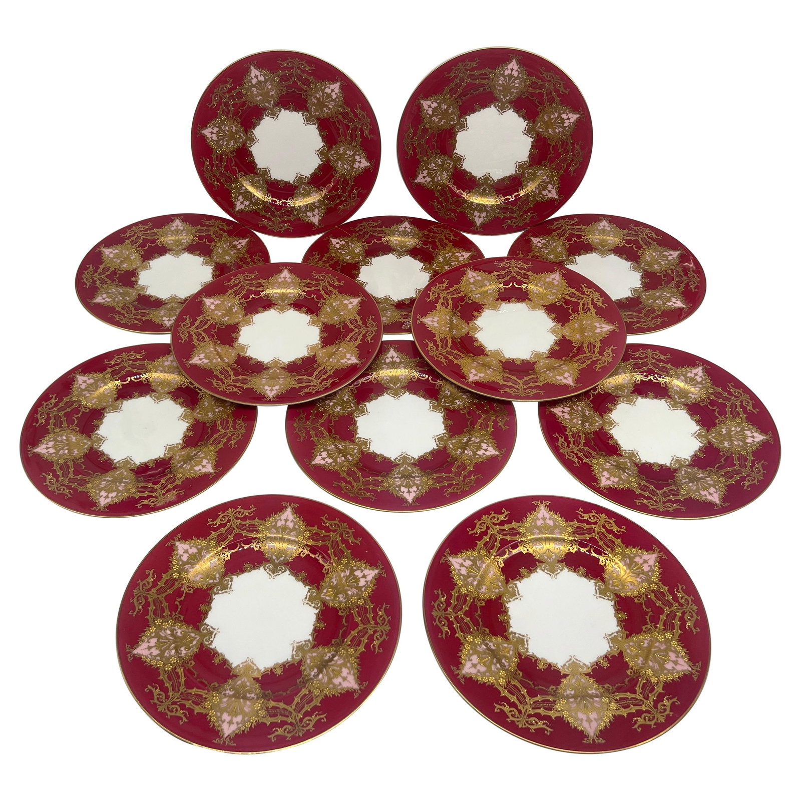 12 Royal Worcester Two-Tone Gilt Dinner Plates Set: 12 Royal Worcester Two-Tone Gilt Dinner Plates Set Enhance your dining experience with this exquisite set of 12 Royal Worcester dinner plates, each featuring a stunning two-tone design. Crafted from f